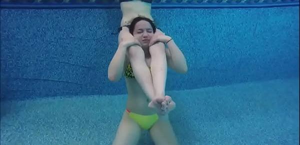  Underwater Girl vs Girl Head Scissors